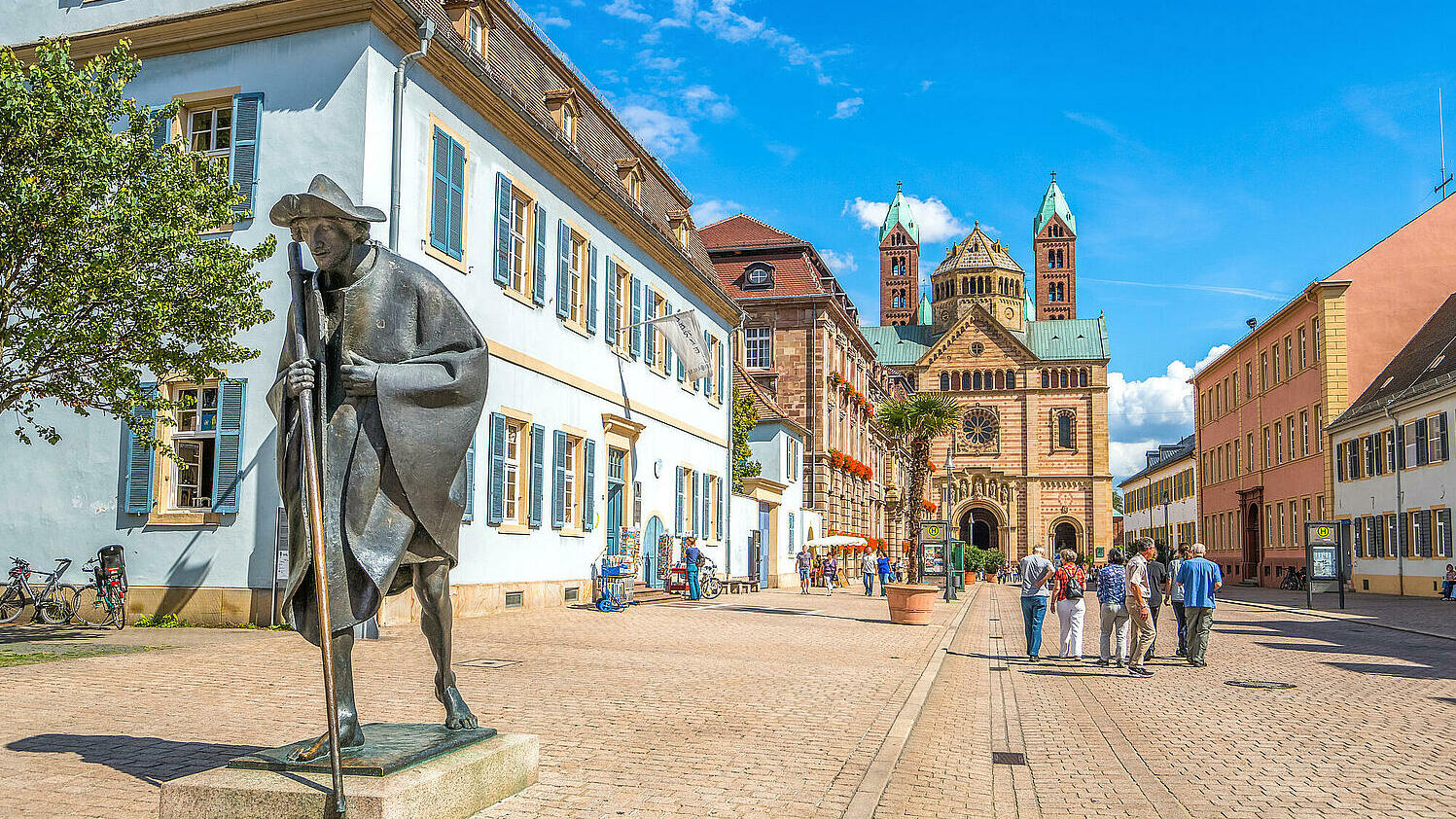Speyer Innenstadt mit Pilgerfigur und Dom
