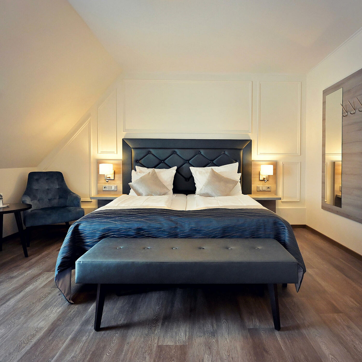 Doppelbett im Hotelzimmer in Speyer 