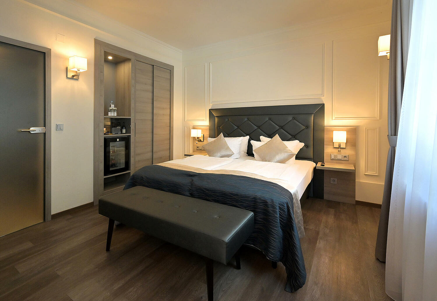 Hotelzimmer mit Doppelbett und minibar
