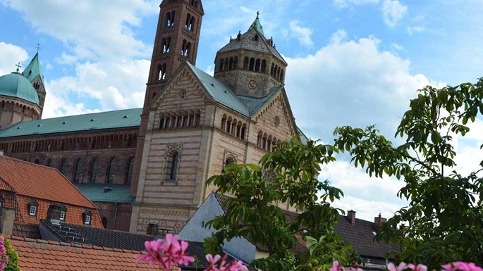 Blick direkt auf den Dom zu Speyer vom Hotel Domhof aus